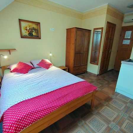 Burg Apartman Gyula Buitenkant foto