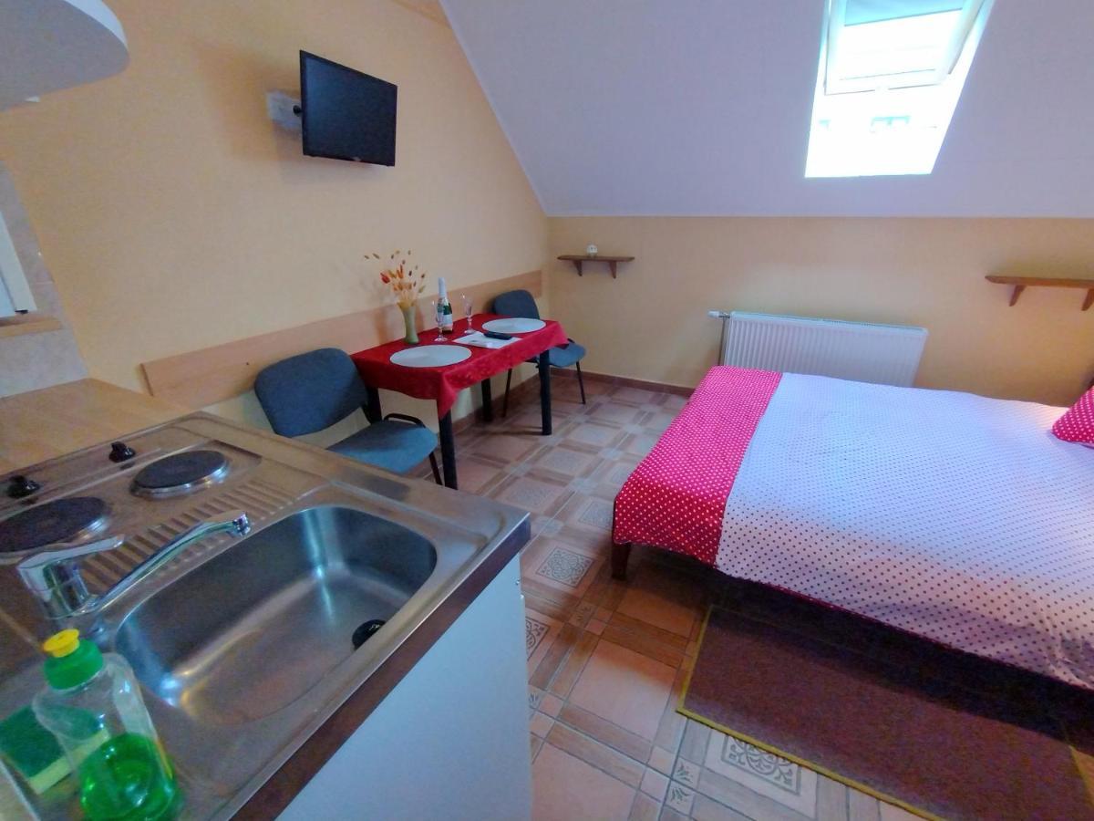 Burg Apartman Gyula Buitenkant foto