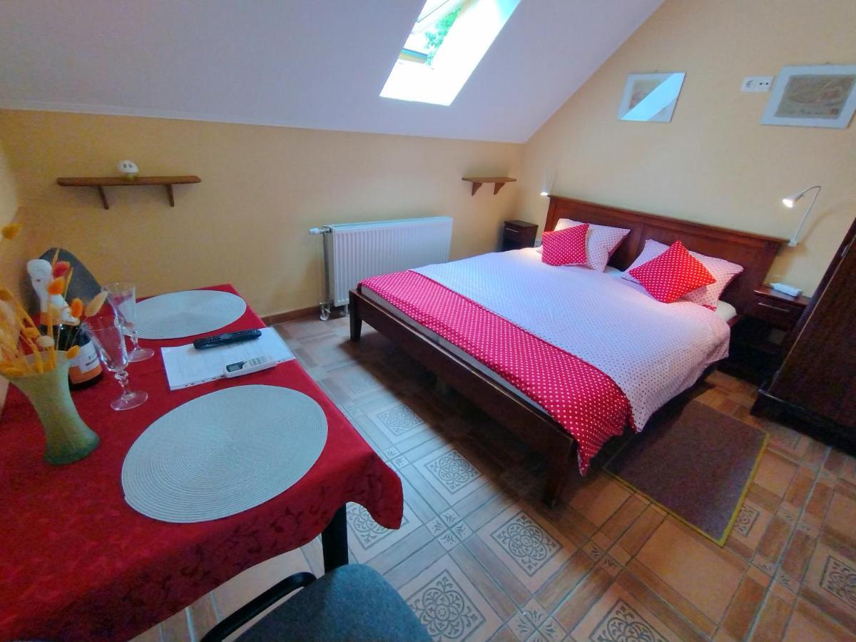 Burg Apartman Gyula Buitenkant foto