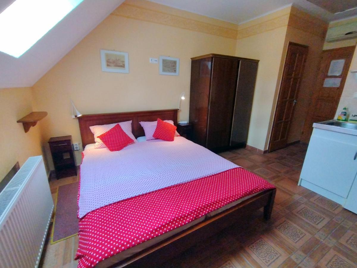 Burg Apartman Gyula Buitenkant foto