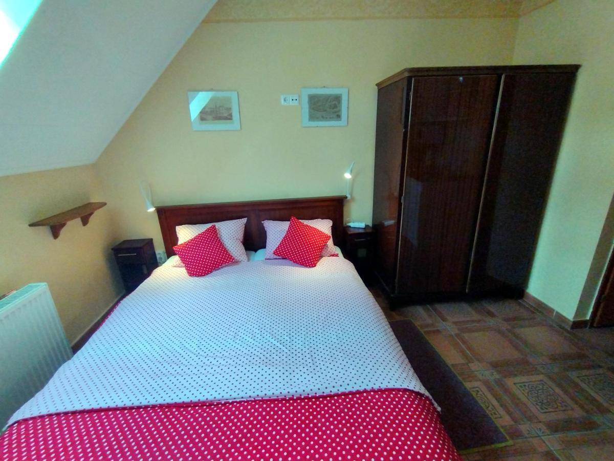 Burg Apartman Gyula Buitenkant foto