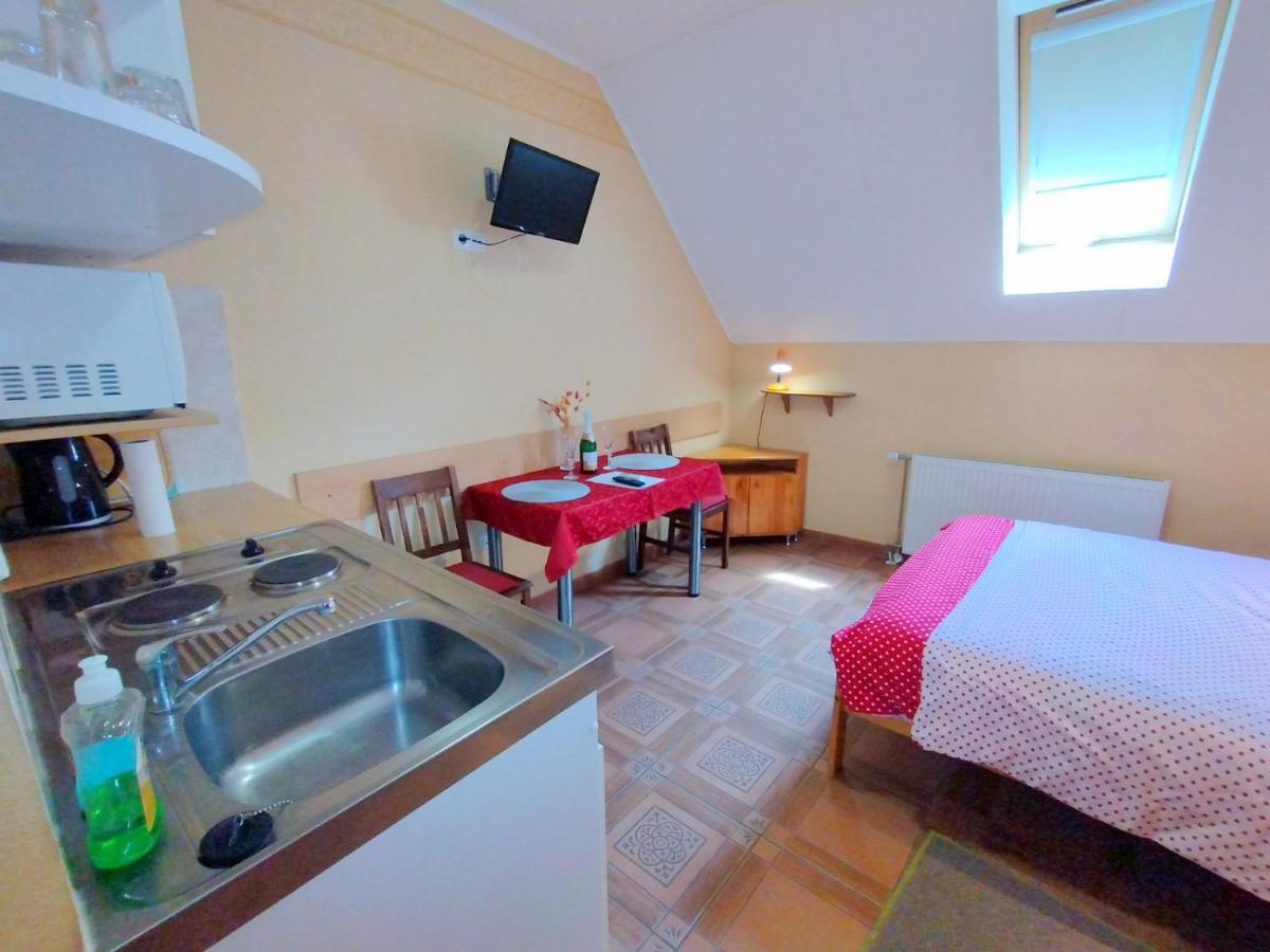 Burg Apartman Gyula Buitenkant foto
