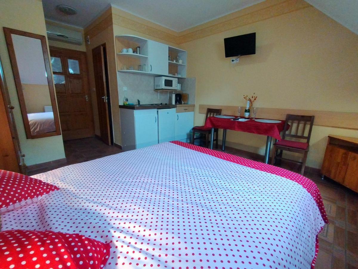 Burg Apartman Gyula Buitenkant foto