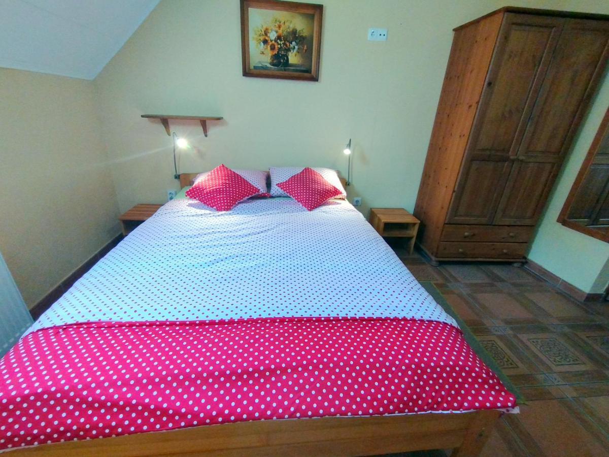 Burg Apartman Gyula Buitenkant foto