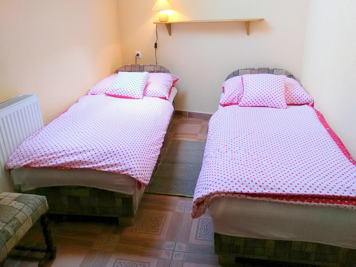 Burg Apartman Gyula Buitenkant foto
