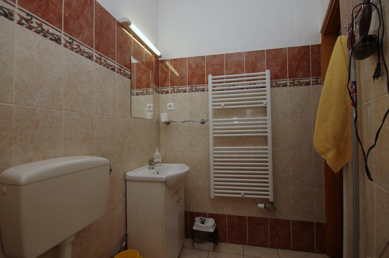 Burg Apartman Gyula Buitenkant foto