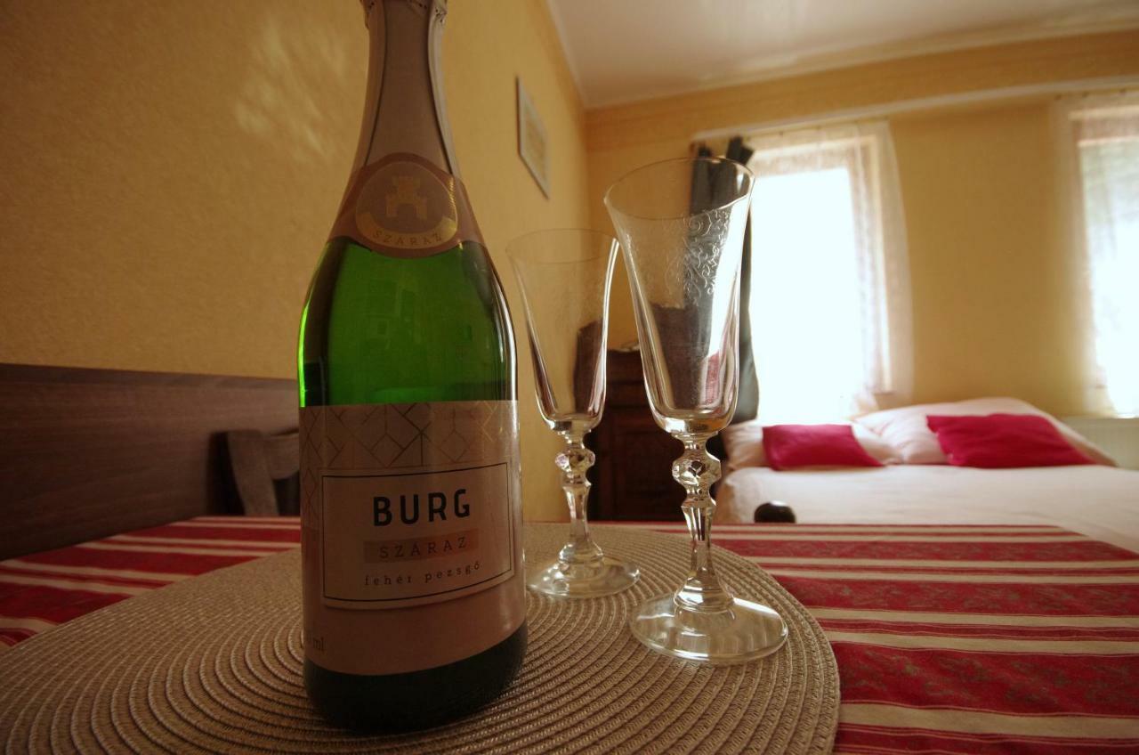 Burg Apartman Gyula Buitenkant foto