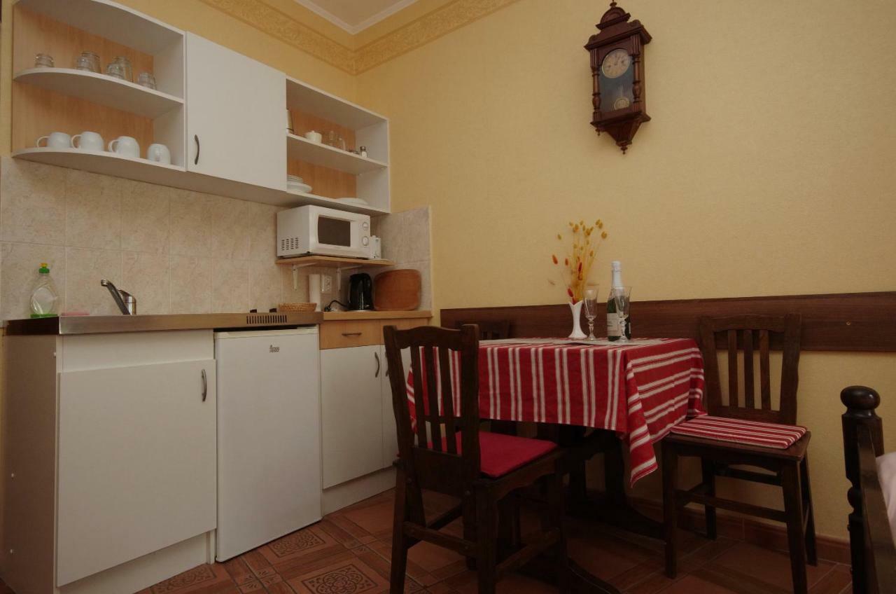 Burg Apartman Gyula Buitenkant foto