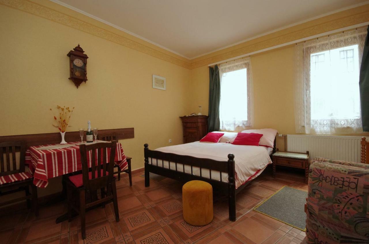 Burg Apartman Gyula Buitenkant foto
