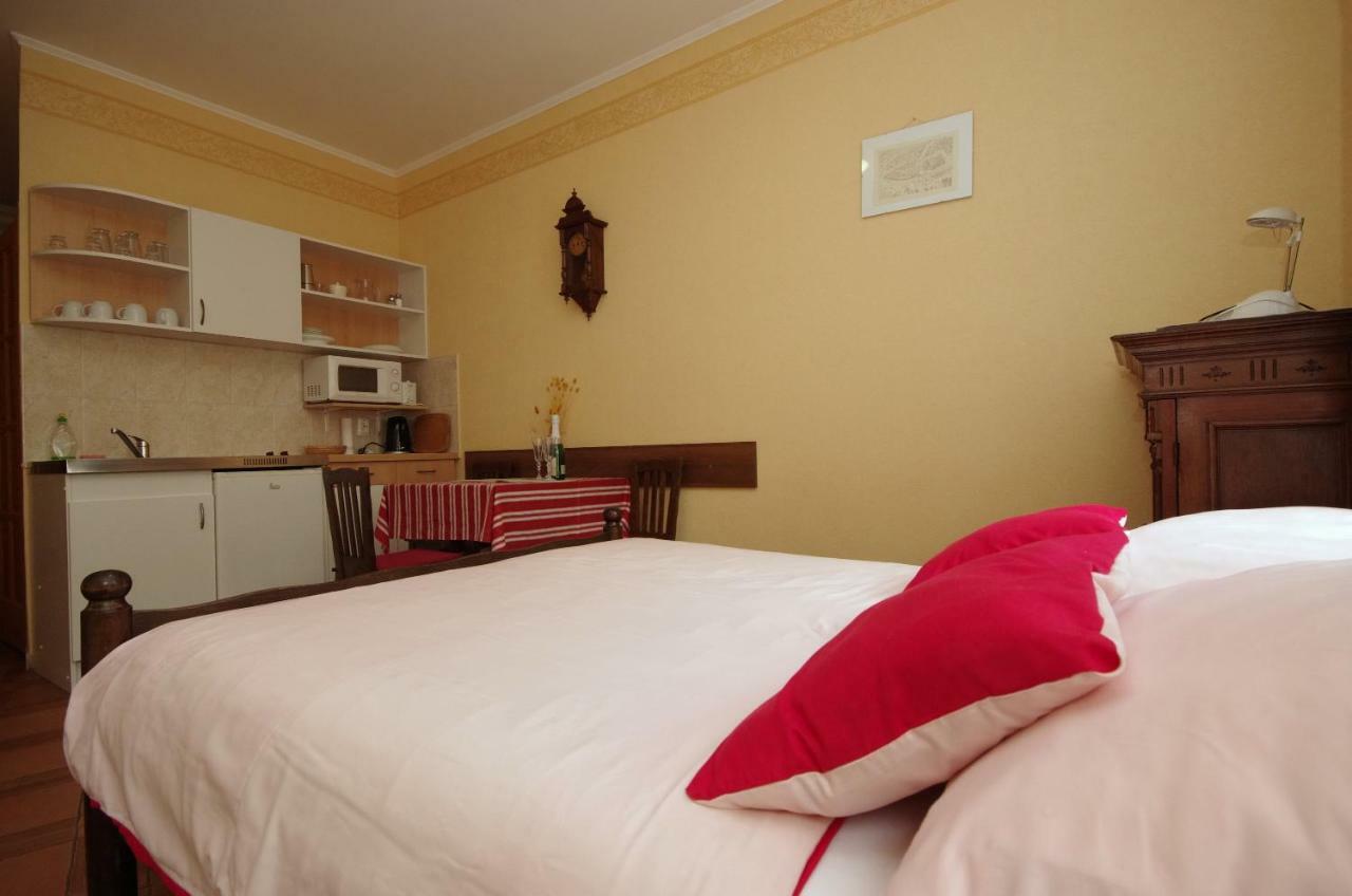 Burg Apartman Gyula Buitenkant foto