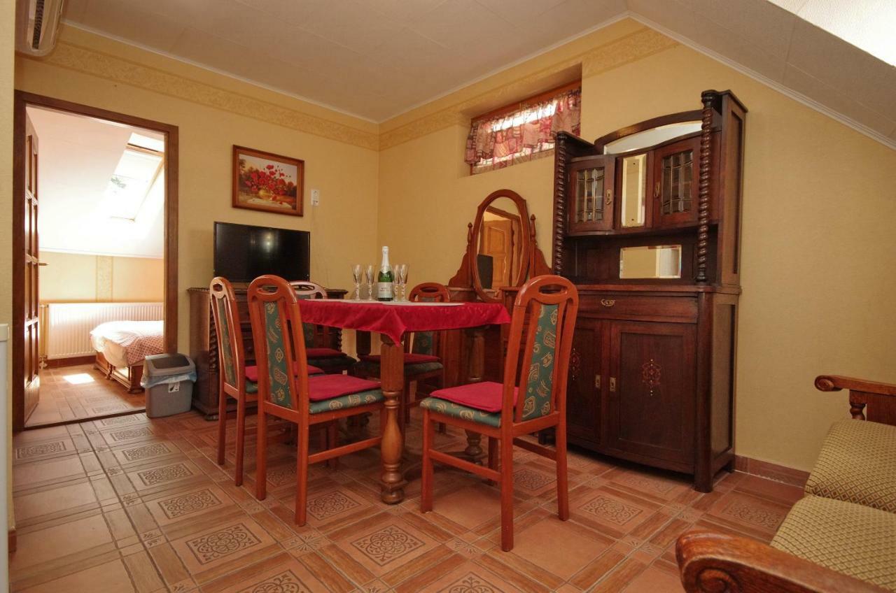 Burg Apartman Gyula Buitenkant foto