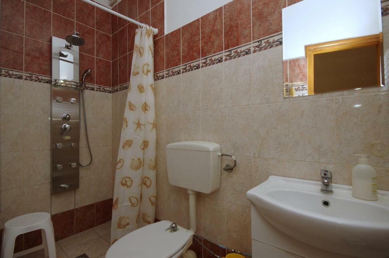 Burg Apartman Gyula Buitenkant foto
