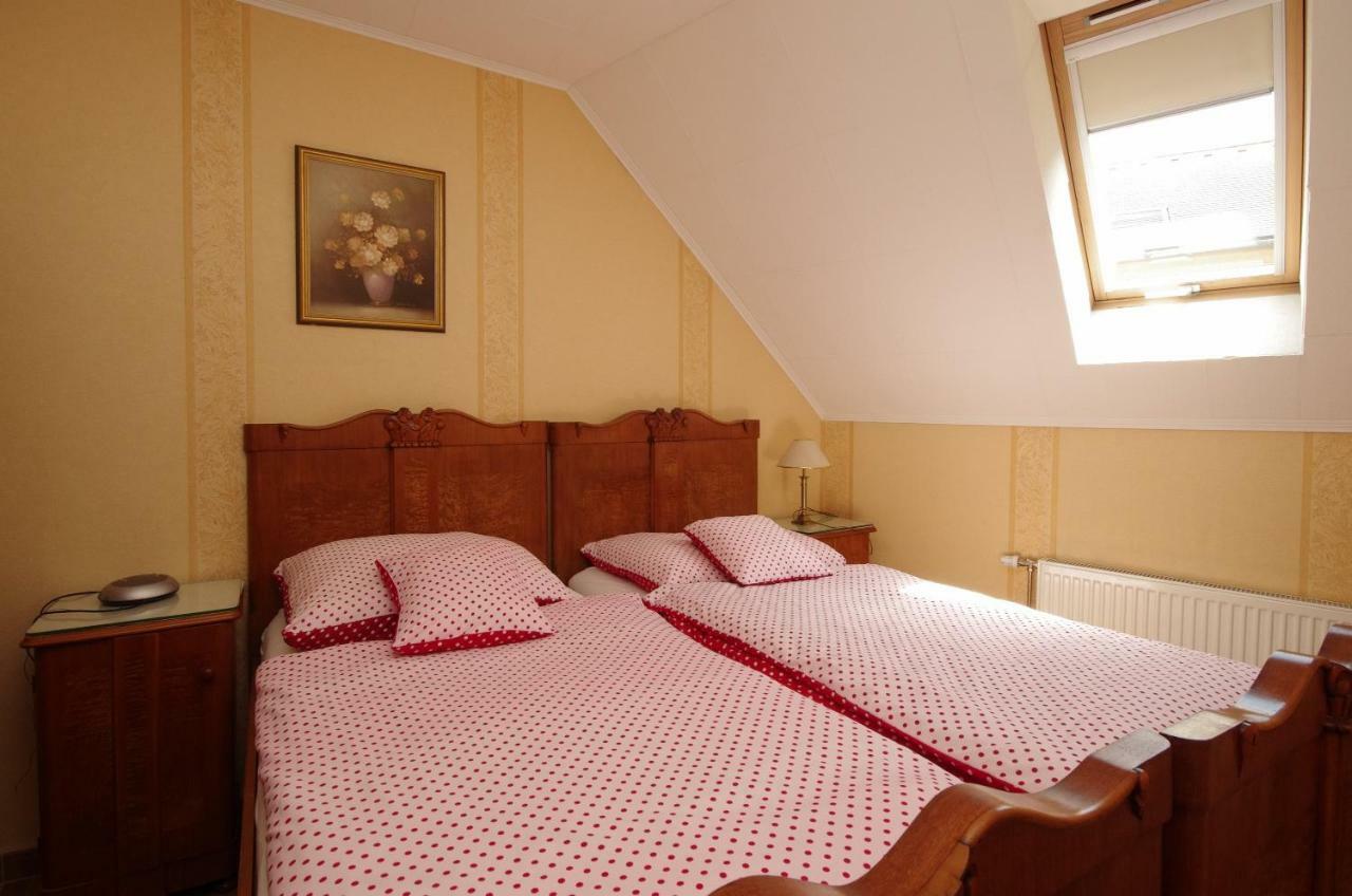 Burg Apartman Gyula Buitenkant foto