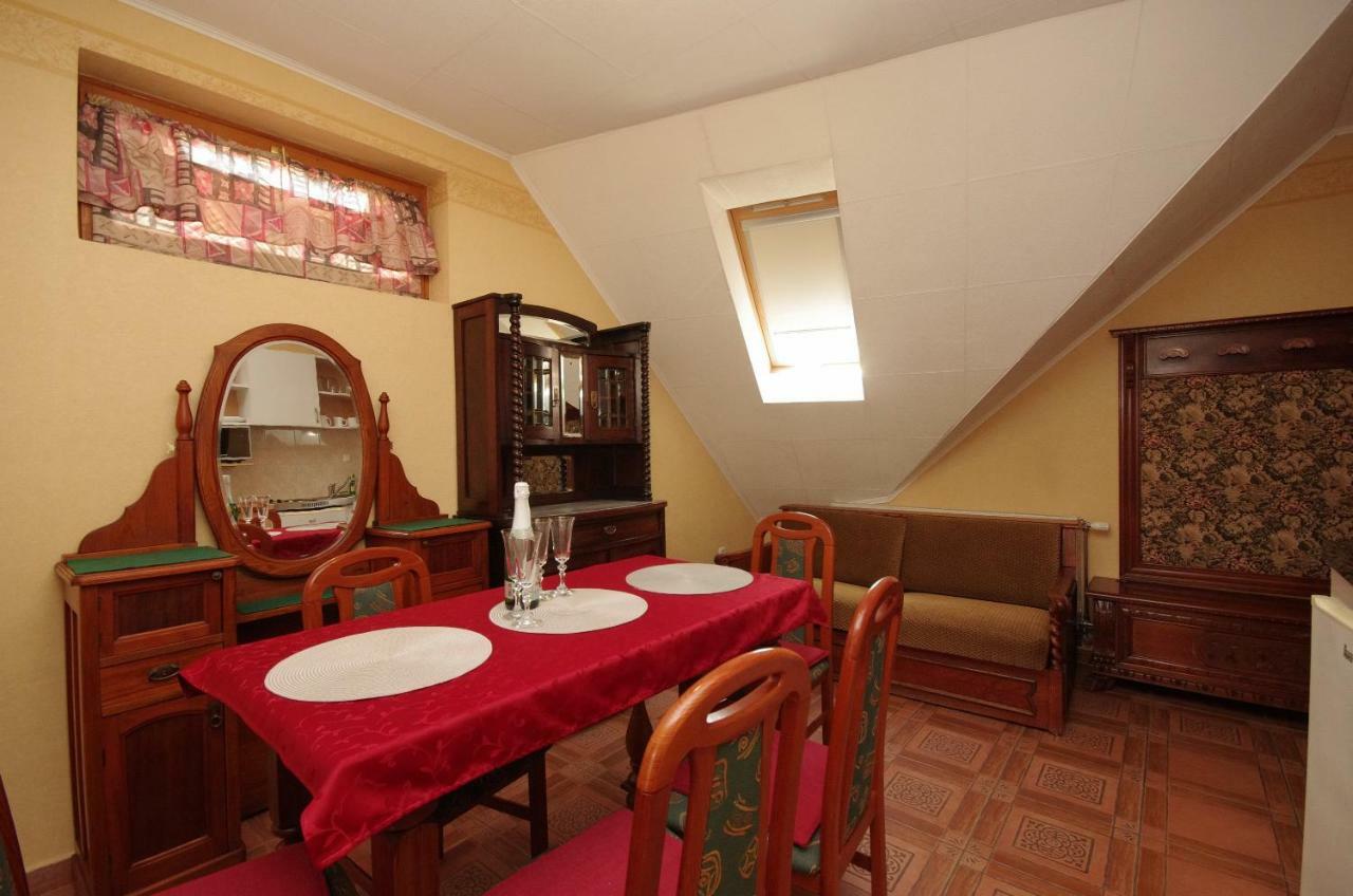 Burg Apartman Gyula Buitenkant foto