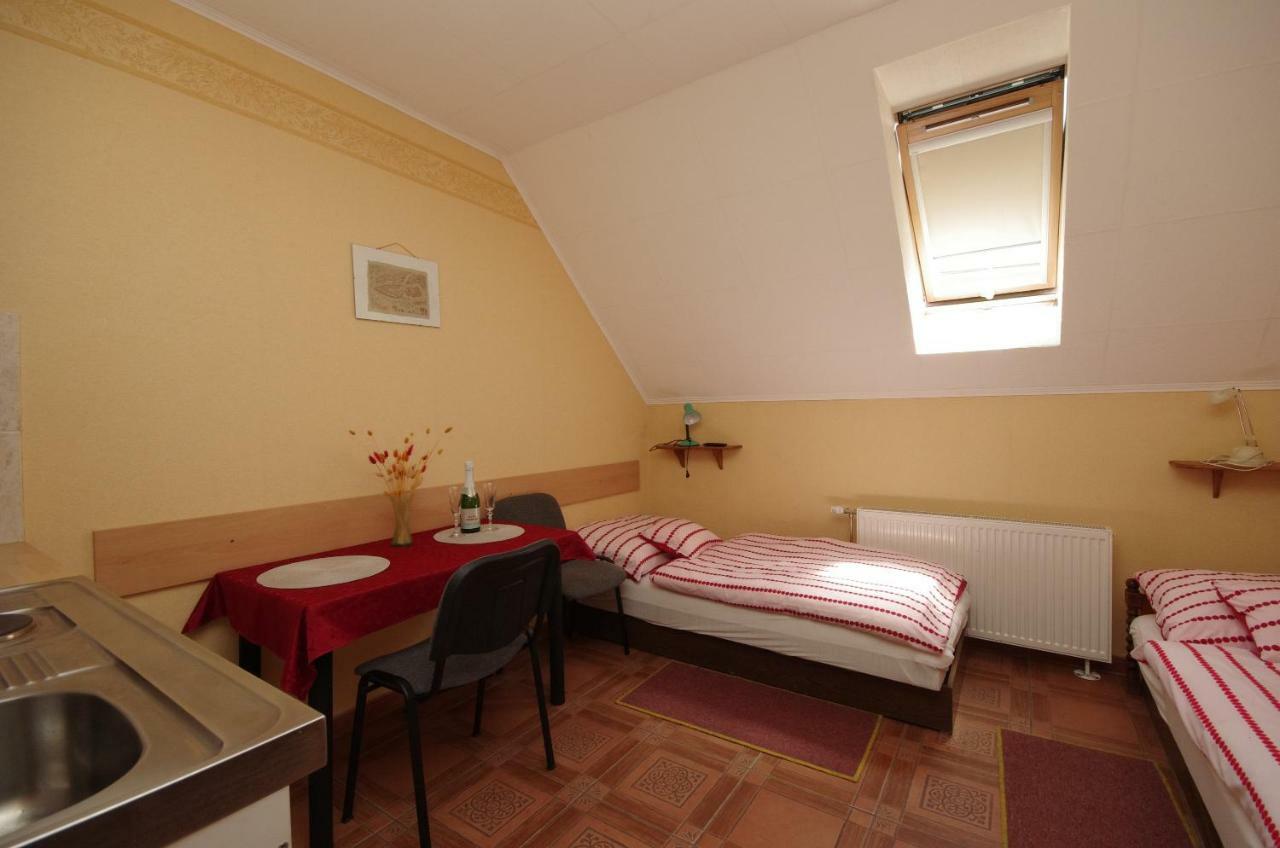 Burg Apartman Gyula Buitenkant foto