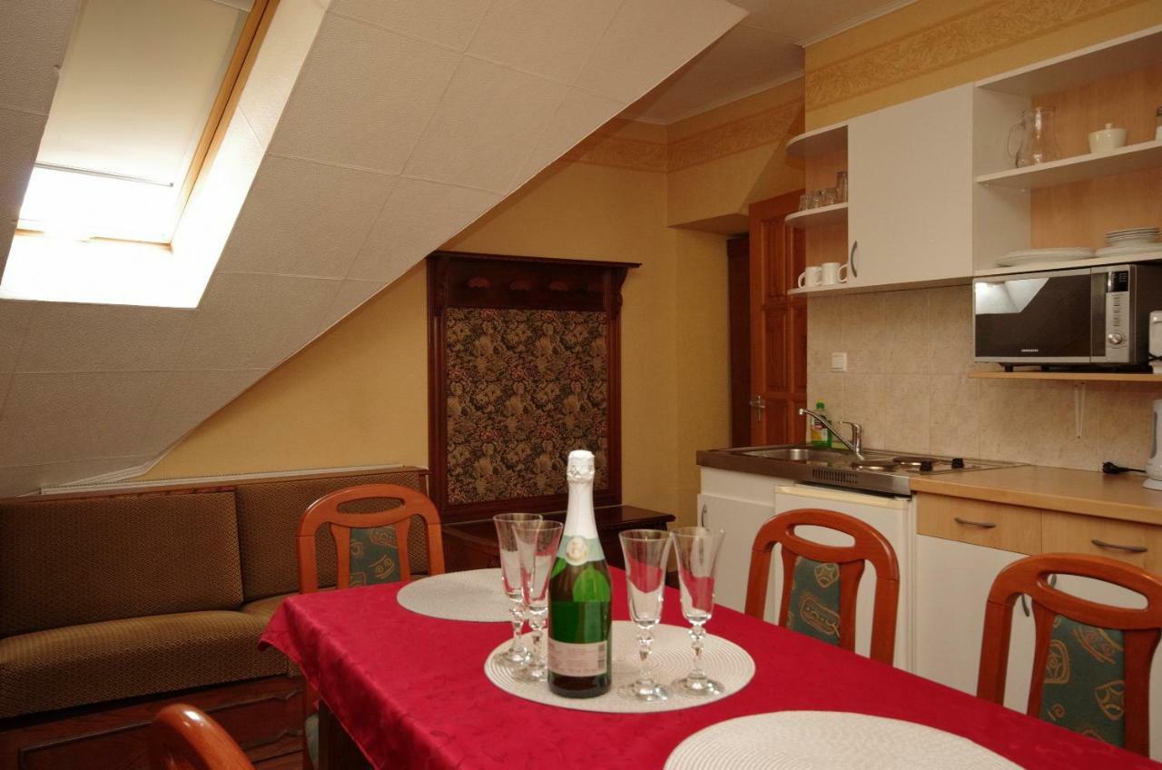 Burg Apartman Gyula Buitenkant foto