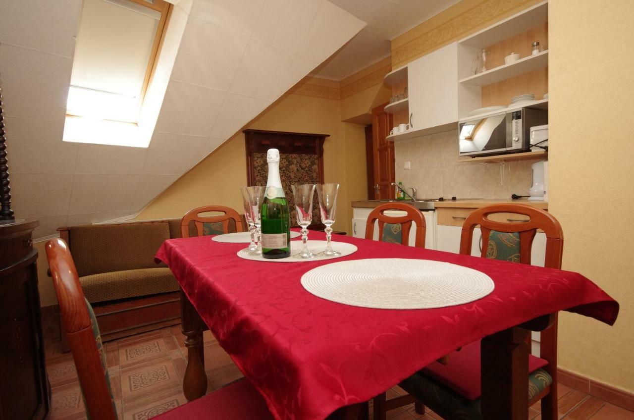 Burg Apartman Gyula Buitenkant foto