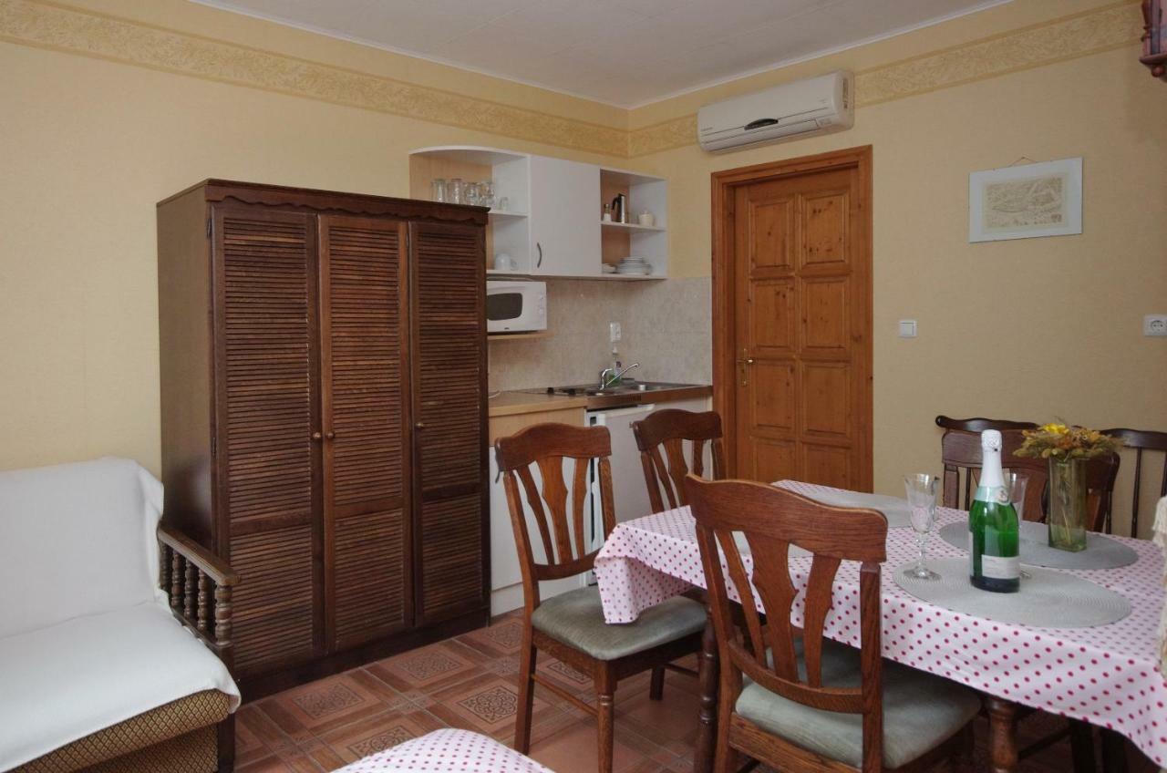 Burg Apartman Gyula Buitenkant foto