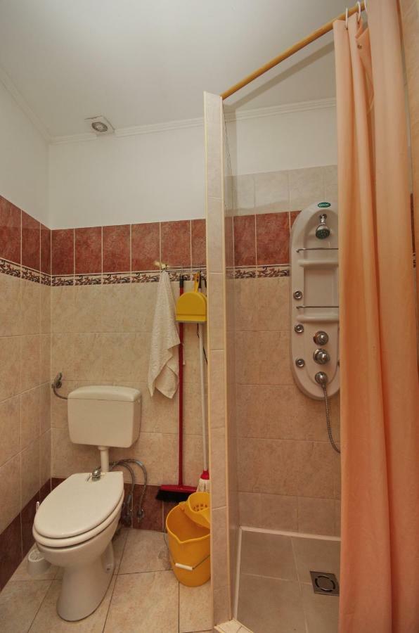 Burg Apartman Gyula Buitenkant foto