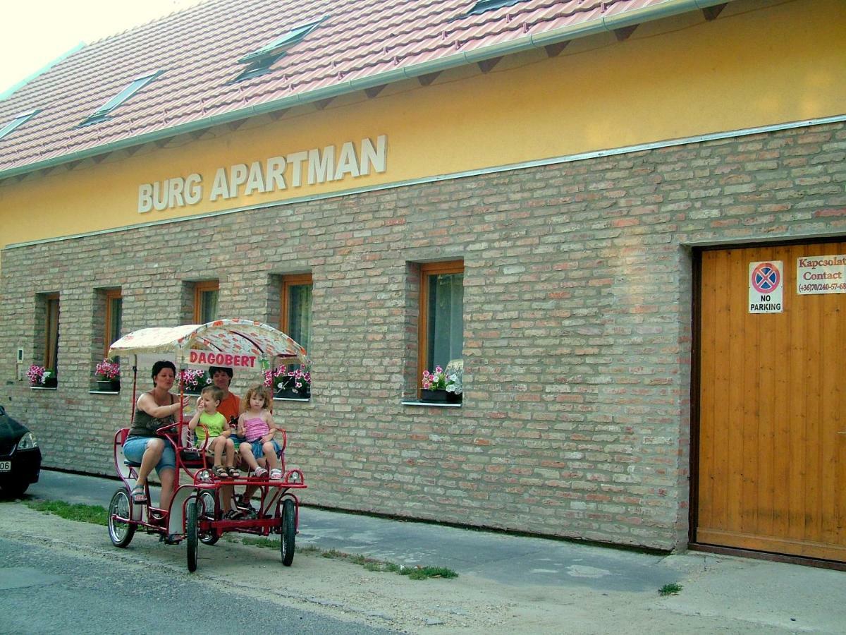 Burg Apartman Gyula Buitenkant foto