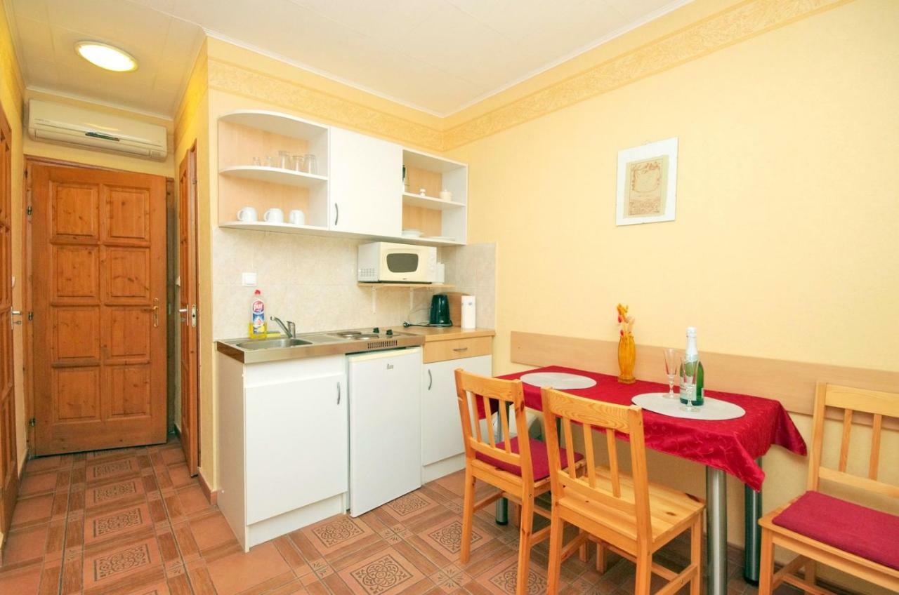 Burg Apartman Gyula Buitenkant foto